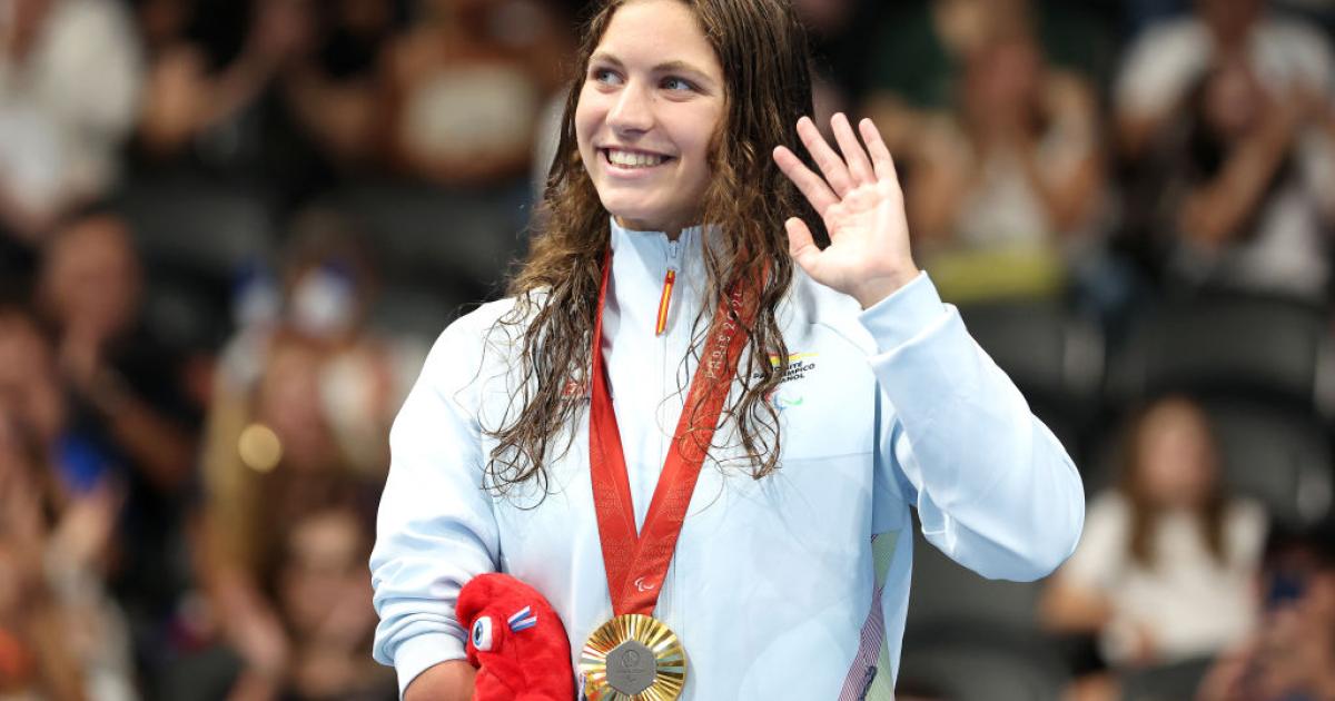 La nadadora Anastasiya Dmytriv con la medalla oro de los Juegos Paralímpicos de París 2024 lograda en los 100 braza SB8