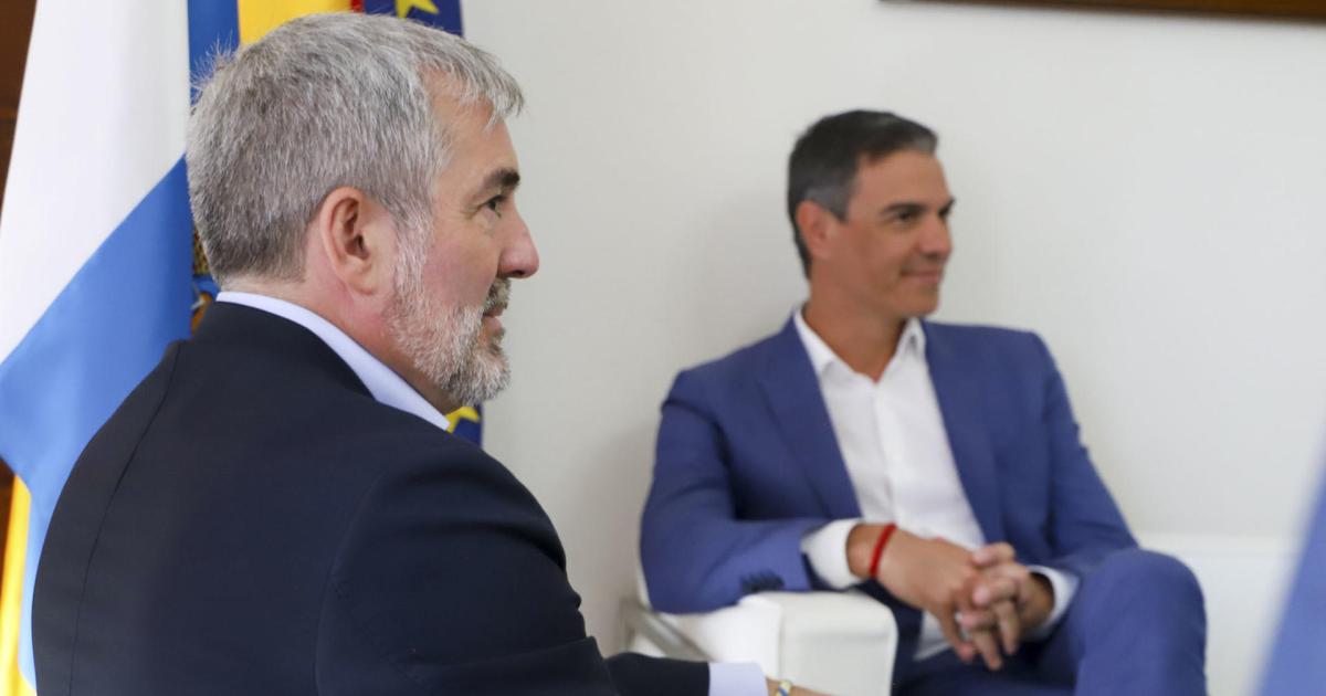 El presidente del Gobierno, Pedro Sánchez, durante una reunión con el presidente de Canarias, Fernando Clavijo, para tratar el aumento de la llegada de migrantes.