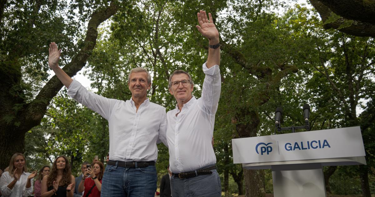 El mandatario gallego, Alfonso Rueda, junto con el expresidente de la Xunta y líder del PP nacional, Alberto Núñez Feijóo; en la apertura del curso político del PP en Cerdedo-Cotobade (Pontevedra).