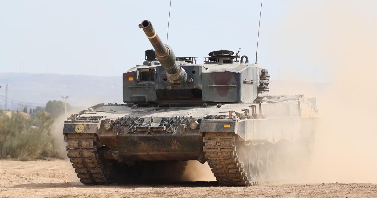 Foto de archivo de maniobras militares con un tanque español.