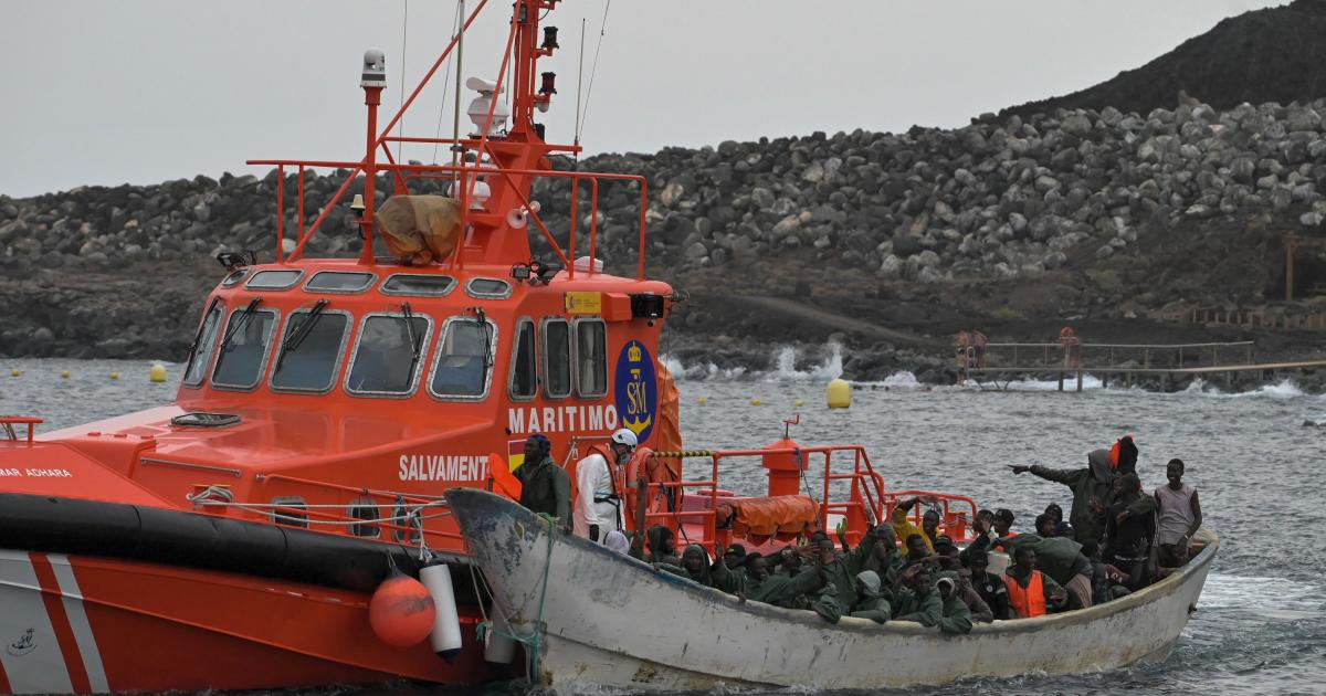 Imagen de archivo del rescate de 59 migrantes en aguas cercanas a El Hierro (Canarias).