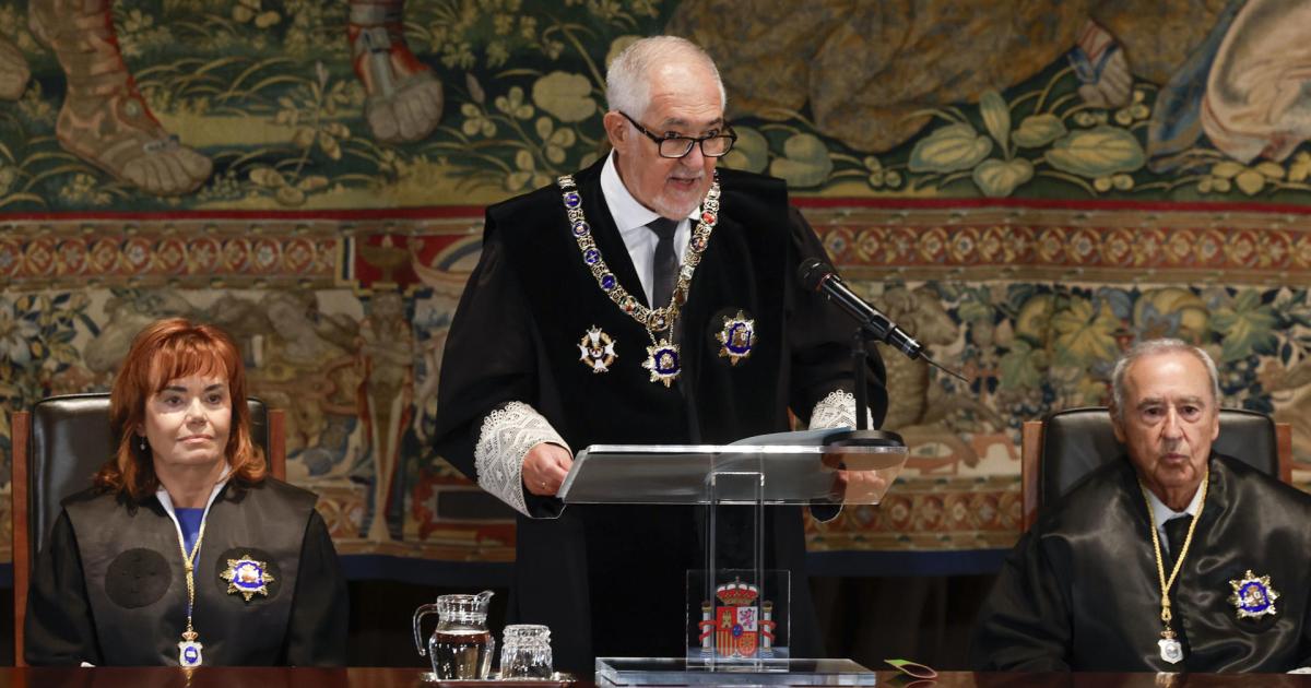 El presidente del Tribunal Constitucional, Cándido Conde-Pumpido, da un discurso mientras preside el acto de toma de posesión como magistrado del Tribunal Constitucional de José María Macías Castaño, este viernes, en el Alto Tribunal, en Madrid.