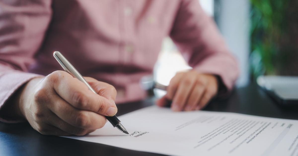 Hombre firmando en un notario