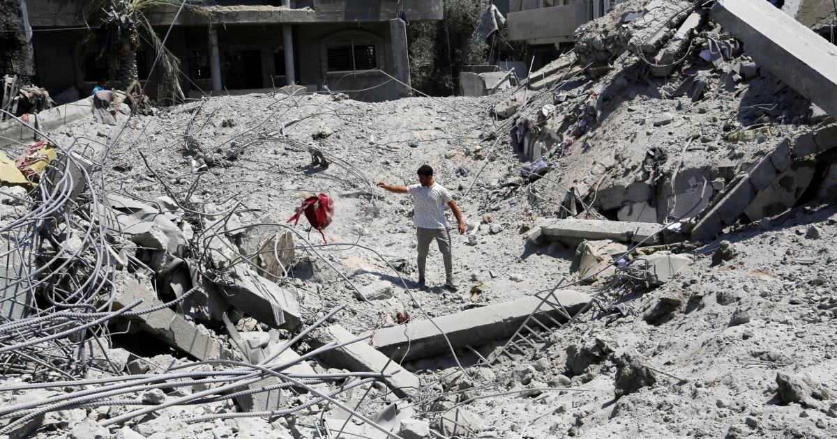 Edificio destruido en bombardeos israelíes contra la Franja de Gaza