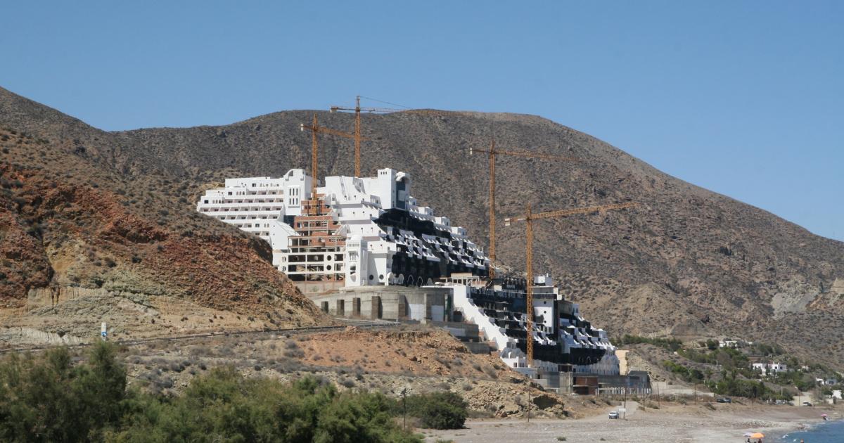 El polémico hotel erigido en El Algarrobico (en el parque natural de Níjar, Cabo de Gata, Almería).