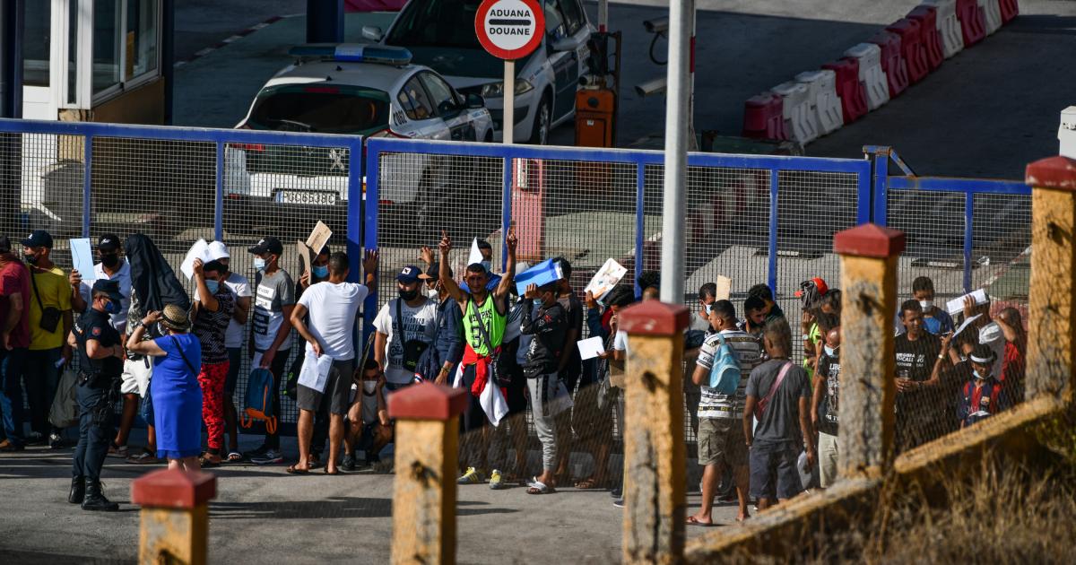 Centenares de personas, la mayoría marroquíes, agolpados en el paso de El Tarajal para solicitar asilo; en una imagen de archivo.