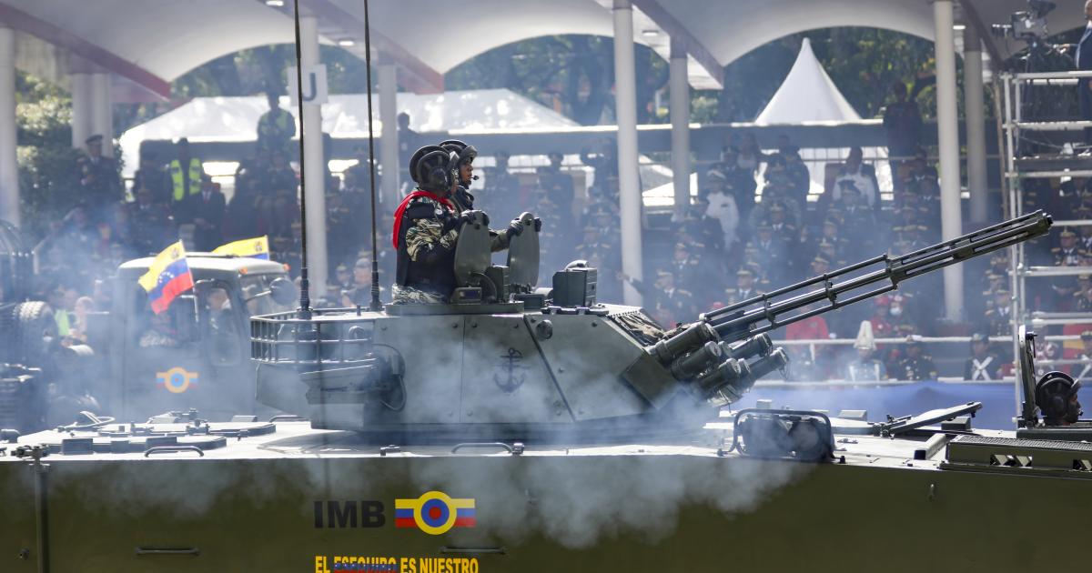 Soldados venezolanos en un tanque.