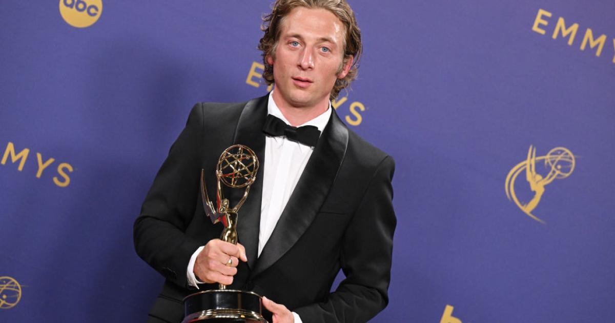 El actor Jeremy Allen White, con su Emmy a mejor actor por The Bear.