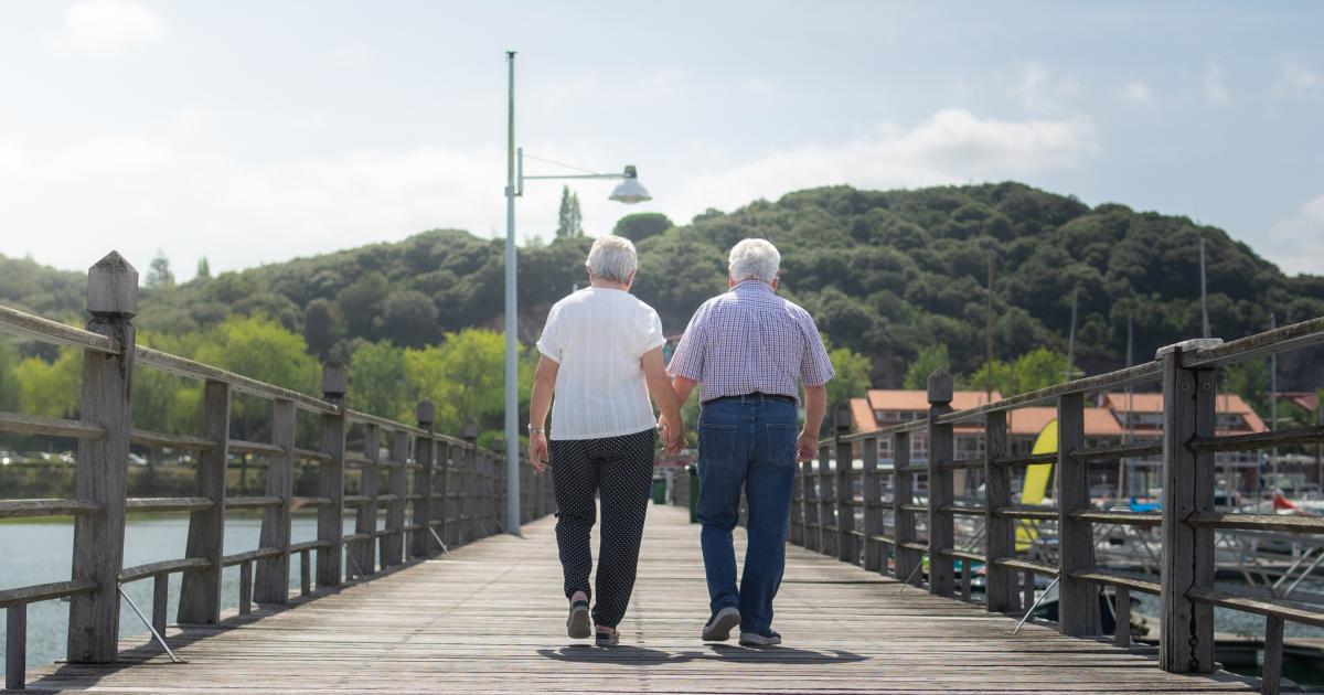 Una pareja dando una caminata.