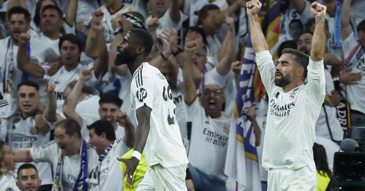 El madridista Antonio Rudiger celebra el gol del 2-1 al Stuttgart junto a Carvajal