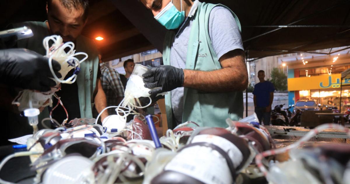 Sanitarios trabajan con bolsas de sangre tras la explosión de gran cantidad de buscas en Líbano