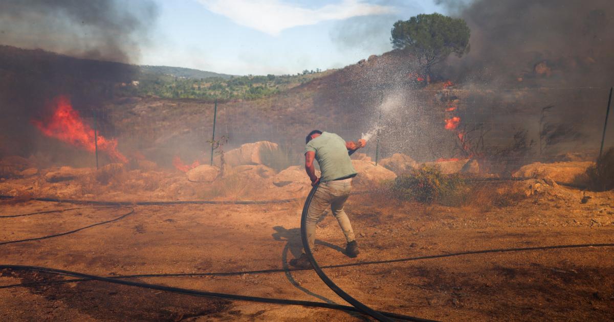 Un hombre trabaja en la extinción del fuego en el municipio de Marco de Canaveses