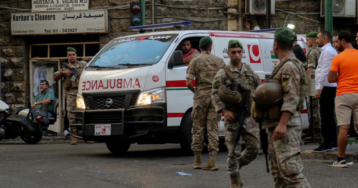 Despliegue en Beirut de las fuerzas del orden y equipos sanitarios tras las explosiones de los 'busca'.