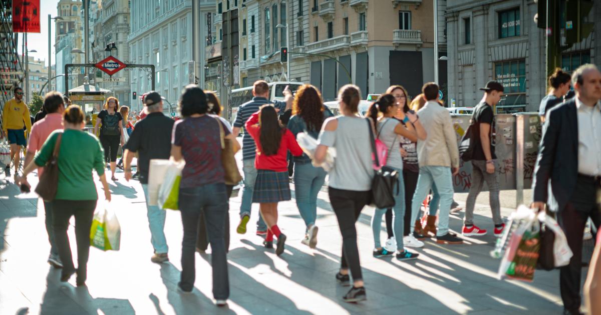 Foto de archivo de gente paseando por España.