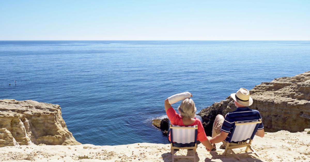 Dos personas disfrutando de las vistas en el parque natural de Cabo de Gato (Almería, Andalucía).