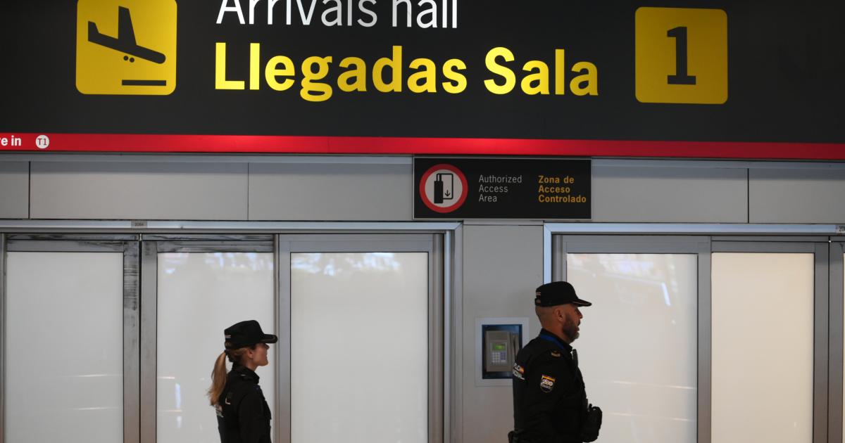 Imagen de archivo de dos agentes de policía, ante una de las salas de llegadas del Aeropuerto Adolfo Suárez Madrid-Barajas.