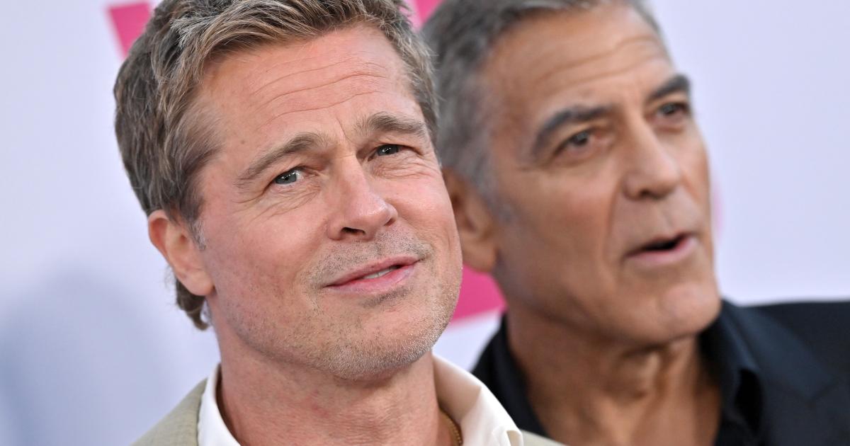 Los actores Brad Pitt y George Clooney, a la entrada del preestreno de la película 'Wolfs' ('Lobos'), en el TCL Chinese Theatre, en Hollywood (California, EEUU).