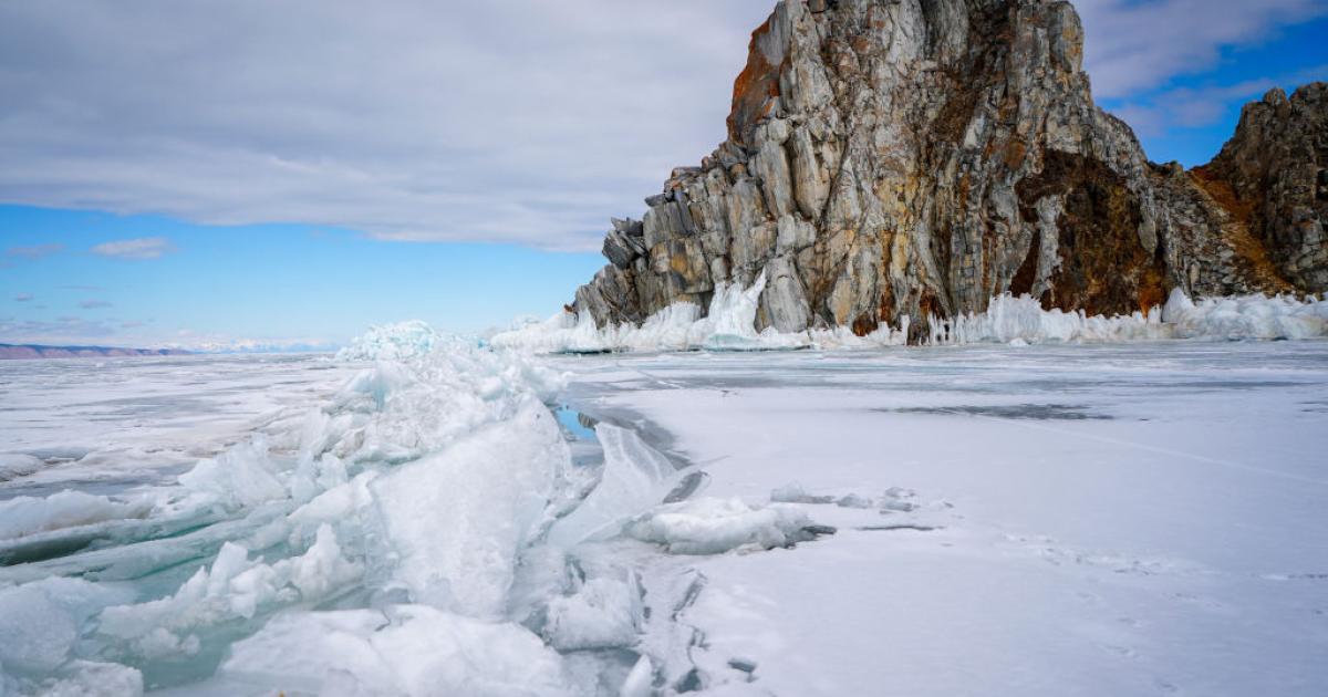 Formaciones de hielo cerca de la roca Shamanka en el lago Baikal, Siberia.