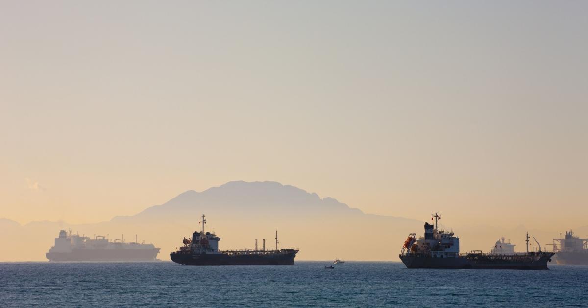 Barcos anclados en la bahía de Algeciras con la montaña Jebel Musa (Marruecos) al fondo