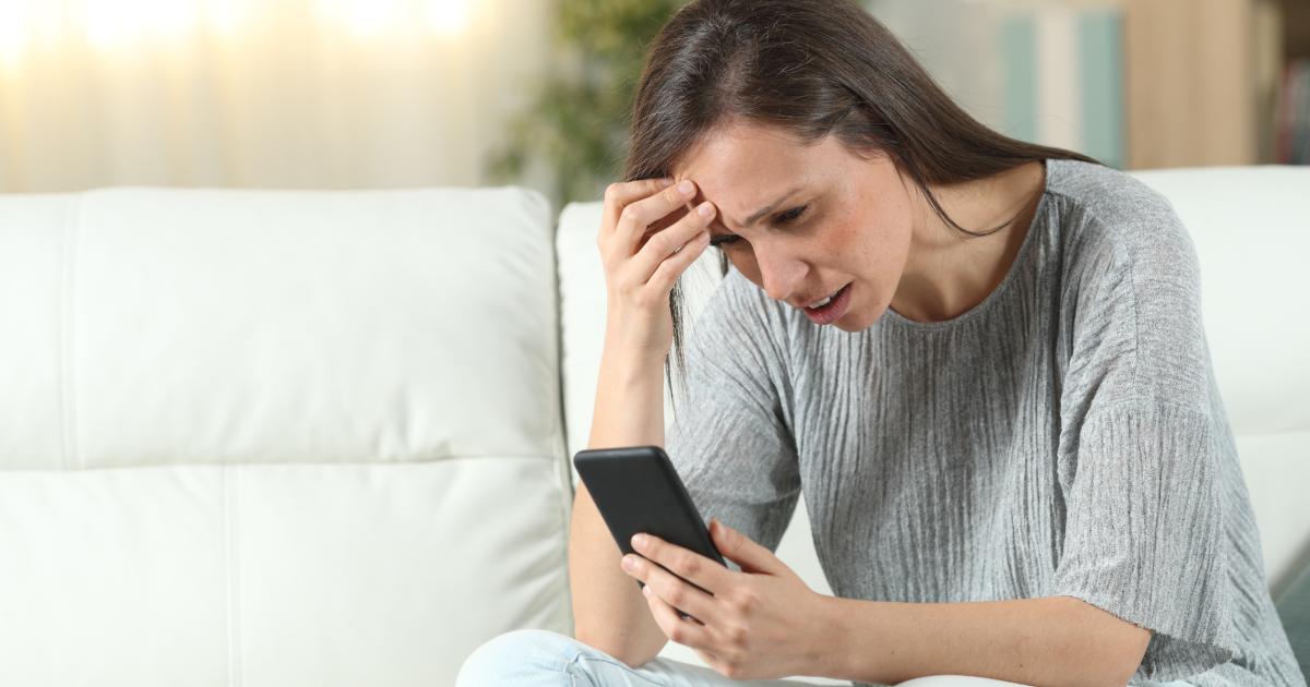 Una mujer agobiada chequea su correo electrónico.