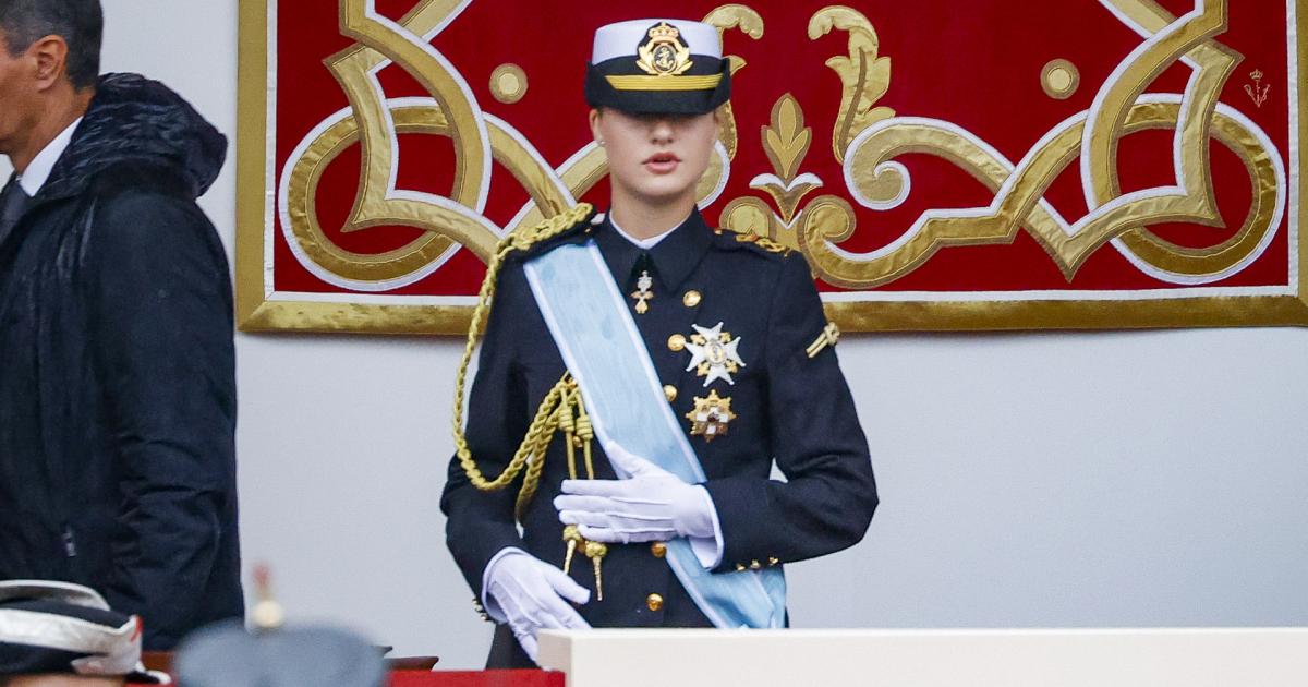 Leonor en la Tribuna Real desde donde preside el desfile militar por el 12-O.