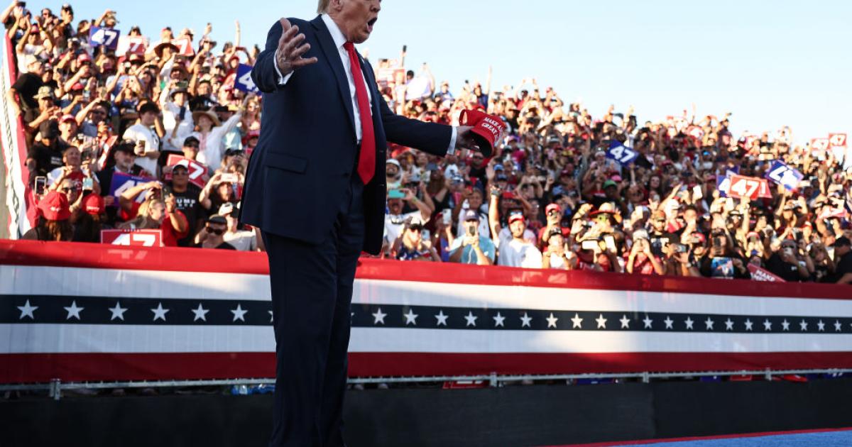 Donald Trump asiste al mitin que dio este sábado en Coachella, California.