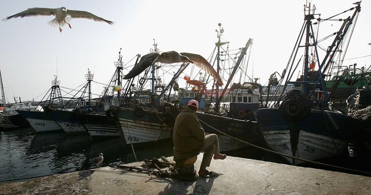 Un pescador se toma un descanso en el puerto de Essaouira, Marruecos.