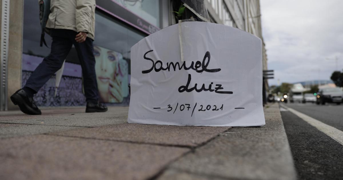 Un cartel con el nombre del brasileño Samuel Luiz situado en el lugar donde el joven recibió los golpes fatales que acabaron con su vida. El juicio por el asesinato de Samuel Luiz empieza el próximo miércoles 16 de octubre, en un proceso que tiene diez claves y en el que cinco acusados se enfrentan a penas de hasta 27 años de prisión, con dos menores ya condenados.