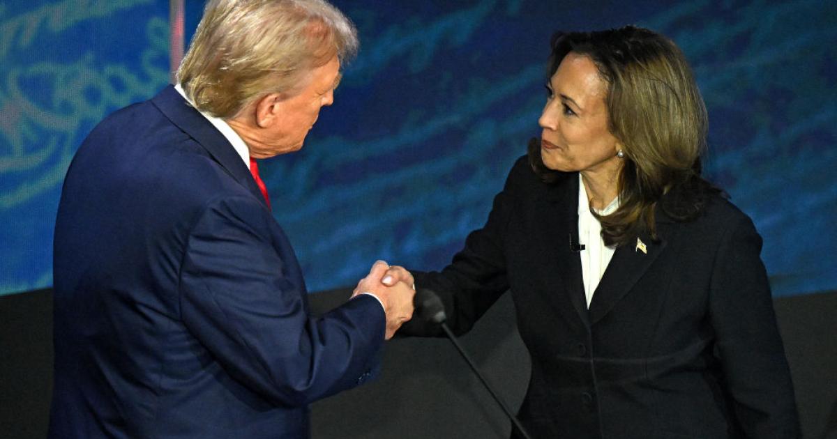 Donald Trump y Kamala Harris se saludan antes del debate entre los dos