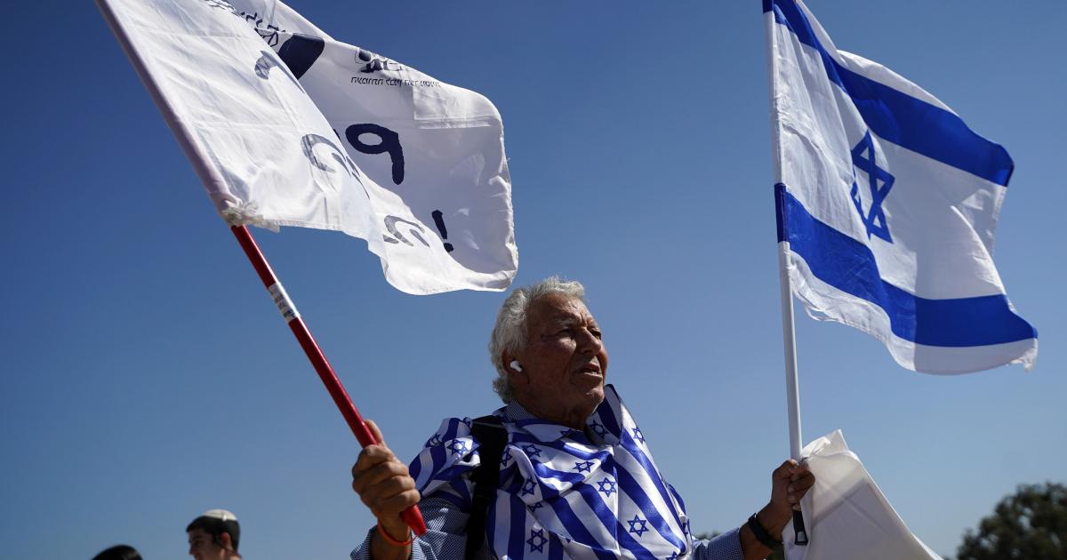 Grupos de colonos israelíes participan en una concentración frente a la frontera con la Franja de Gaza para exigir el restablecimiento de seis asentamientos que abarcan de norte a sur del enclave palestino.