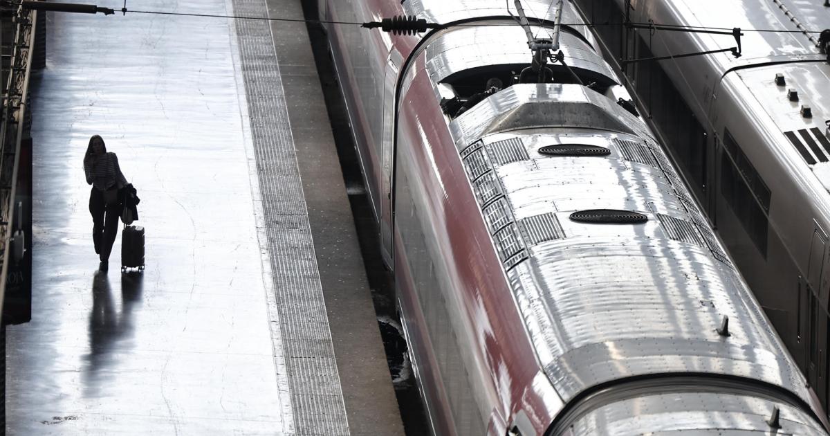 Una pasajera camina por un andén de la estación de Madrid-Puerta de Atocha Almudena Grandes este lunes. La circulación de trenes en la línea de alta velocidad Madrid-Comunitat Valenciana y Murcia recupera la normalidad, según ha asegurado el gestor ferroviario Adif en redes sociales, que informa de que se ha reanudado el tráfico entre las estaciones de Atocha y Chamartín.