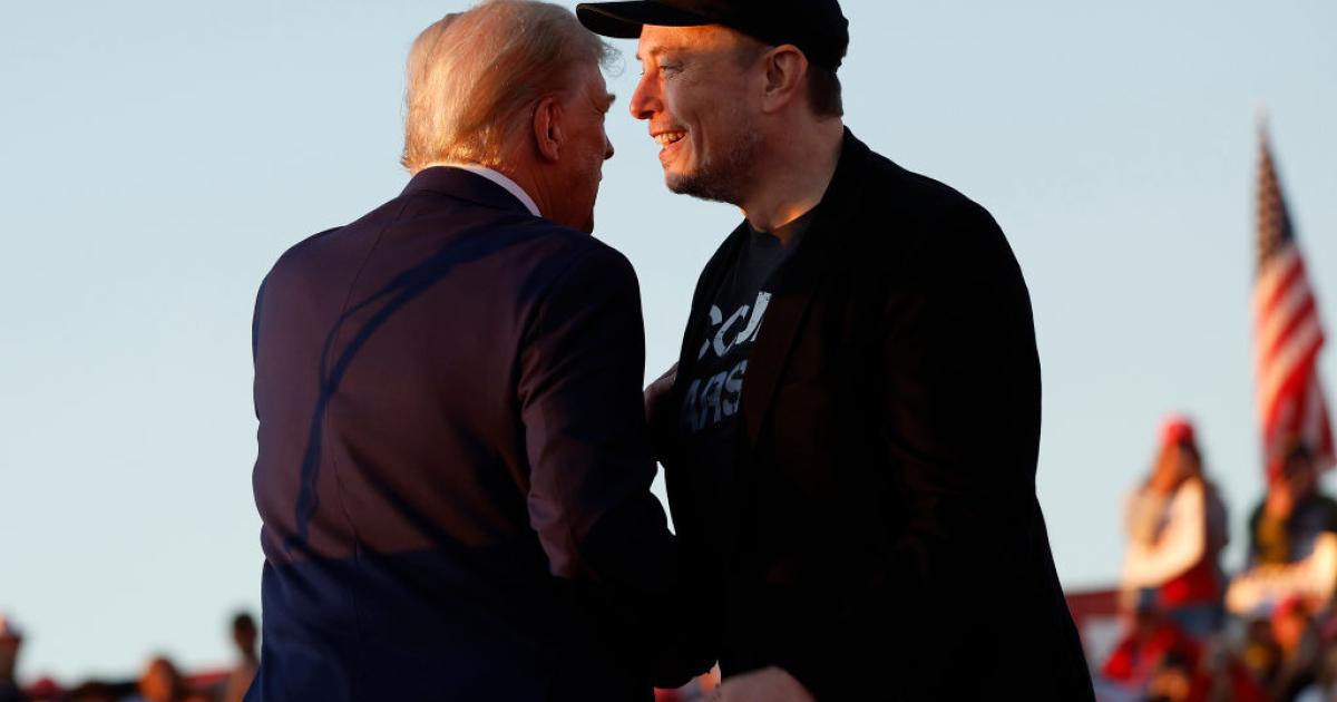 El magnate Elon Musk, durante un mitin con el expresidente estadounidense y candidato republicano, Donald Trump.