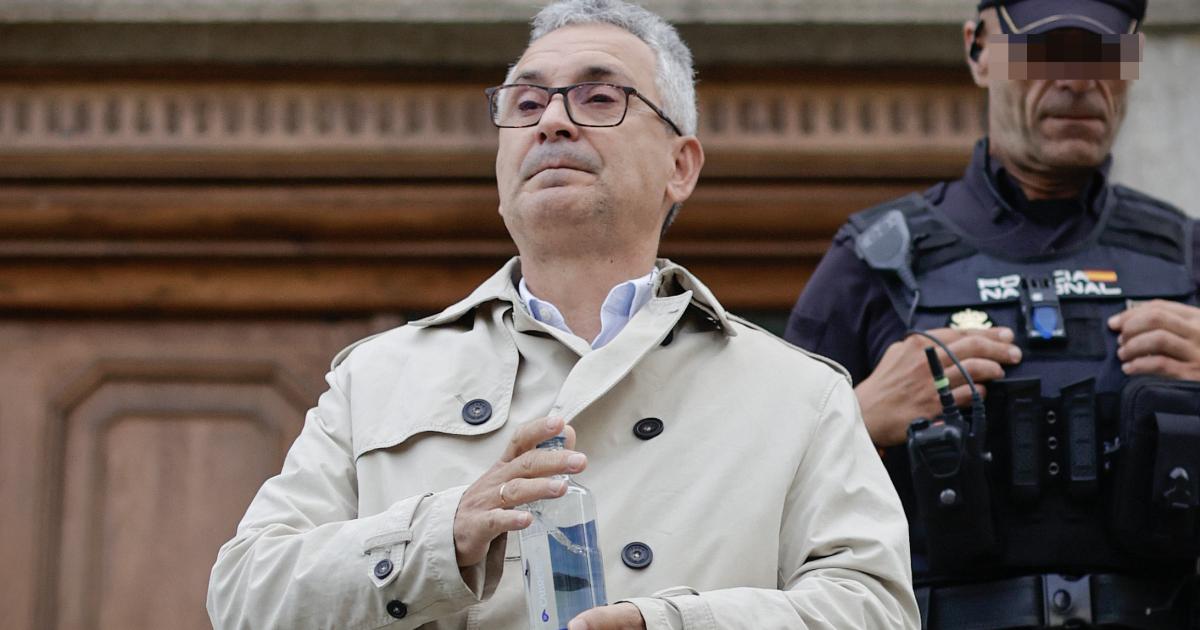 Maxsoud Luiz, padre del joven brasileño Samuel Luiz, a su salida este lunes a la Audiencia Provincial donde ha declarado como testigo, este lunes, en A Coruña.