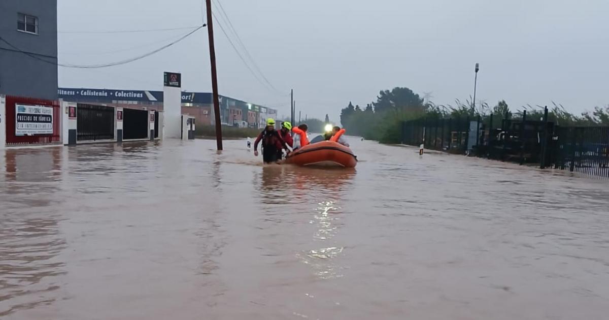 Los Bomberos de Valencia rescatan con una embarcación a 9 personas y 2 perros en Alzira, Valencia.