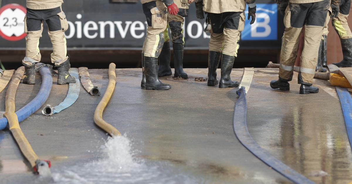 Efectivos del cuerpo de Bomberos extraen agua del parking subterráneo del Centro Comercial Bonaire para poder acceder a los coches aparcados.