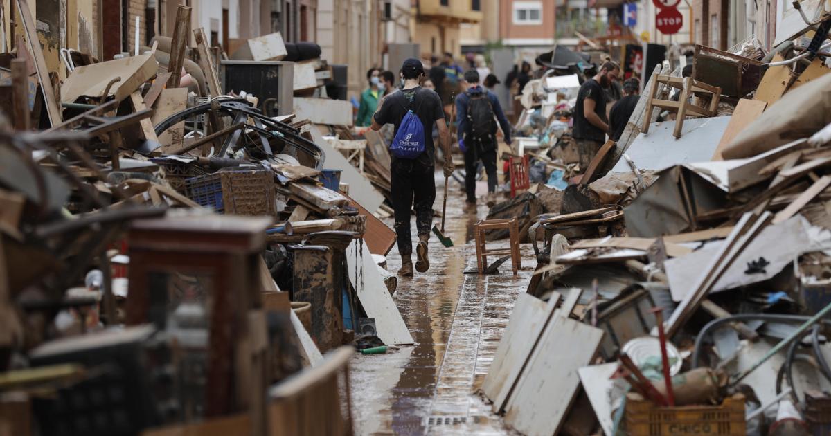 Una calle llena de enseres estropeados por la DANA en Paiporta (Valencia), el 4 de noviembre de 2024.