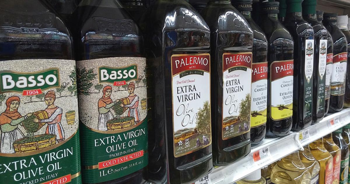 Botellas de aceite de oliva en un supermercado de Nueva York.