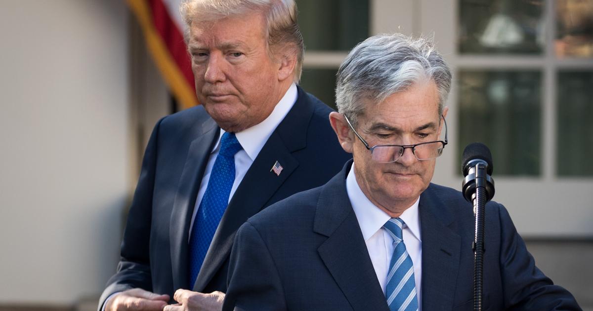 Foto de archivo de Donald Trump junto a Jerome Powell, presidente de la Reserva Federal de EEUU.