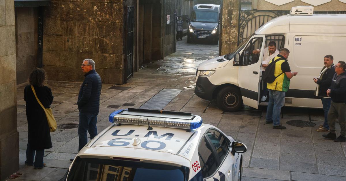 Las fuerzas de seguridad investigan esta mañana el homicidio de Antonio Costa, propietario del puesto de carne Chelo & Muñico que se ha producido esta mañana a primera hora en la plaza de Abastos de Santiago.