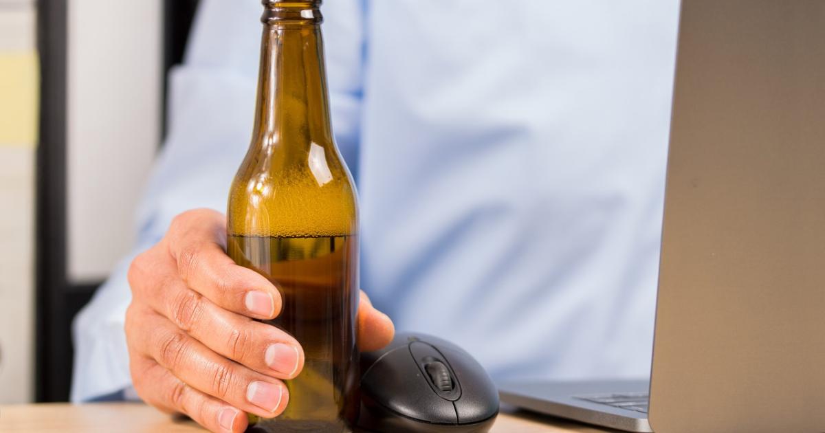 Beber cerveza en el trabajo: despido improcedente, o justificado, según el momento