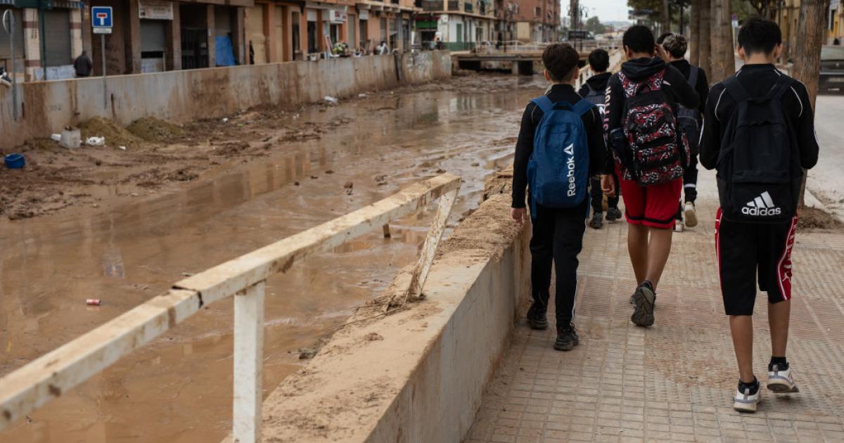 Un grupo de estudiantes caminan hacia un colegio de la localidad valenciana de Aldaia