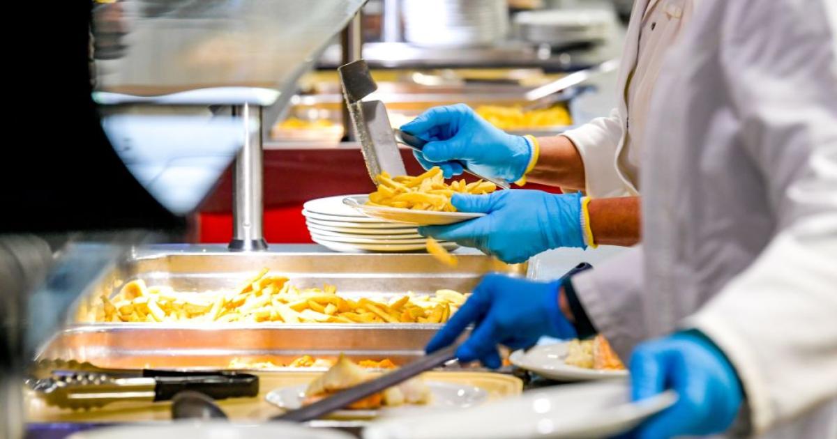 El comedor de un colegio, en el instante en el que hay mayor trabajo: la hora de comer.