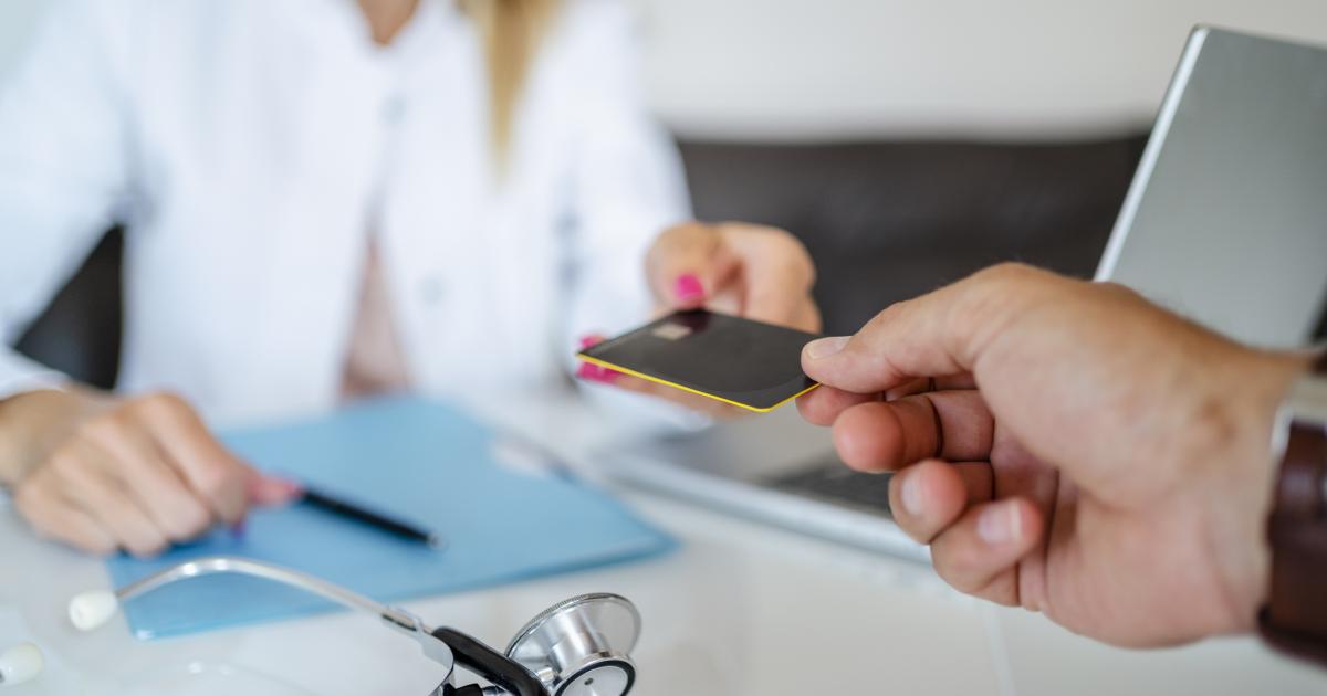 Imagen de una persona pagando en una consulta médica.