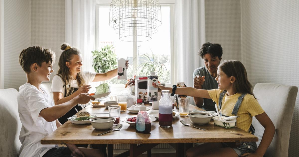 Imagen de una familia desayunando.