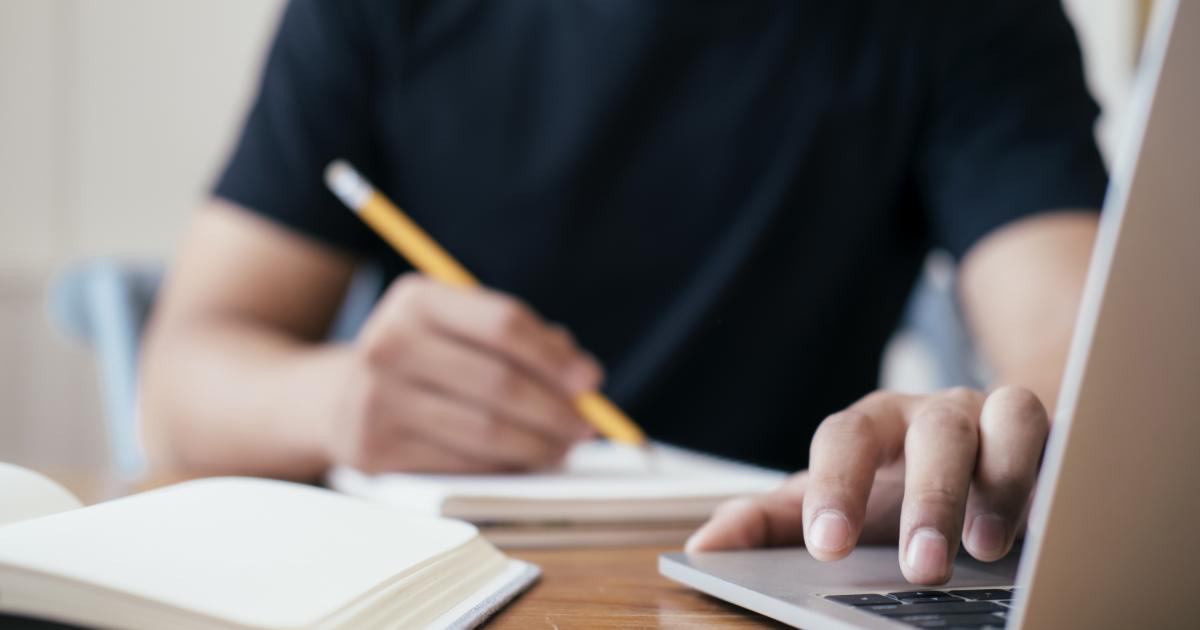 Un hombre estudiando.