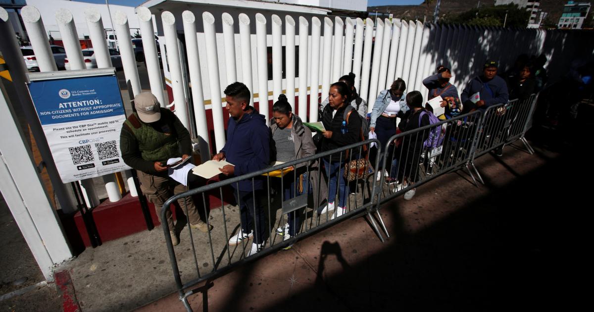 Migrantes que pidieron una cita para solicitar asilo en Estados Unidos, antes de cruzar  la frontera.