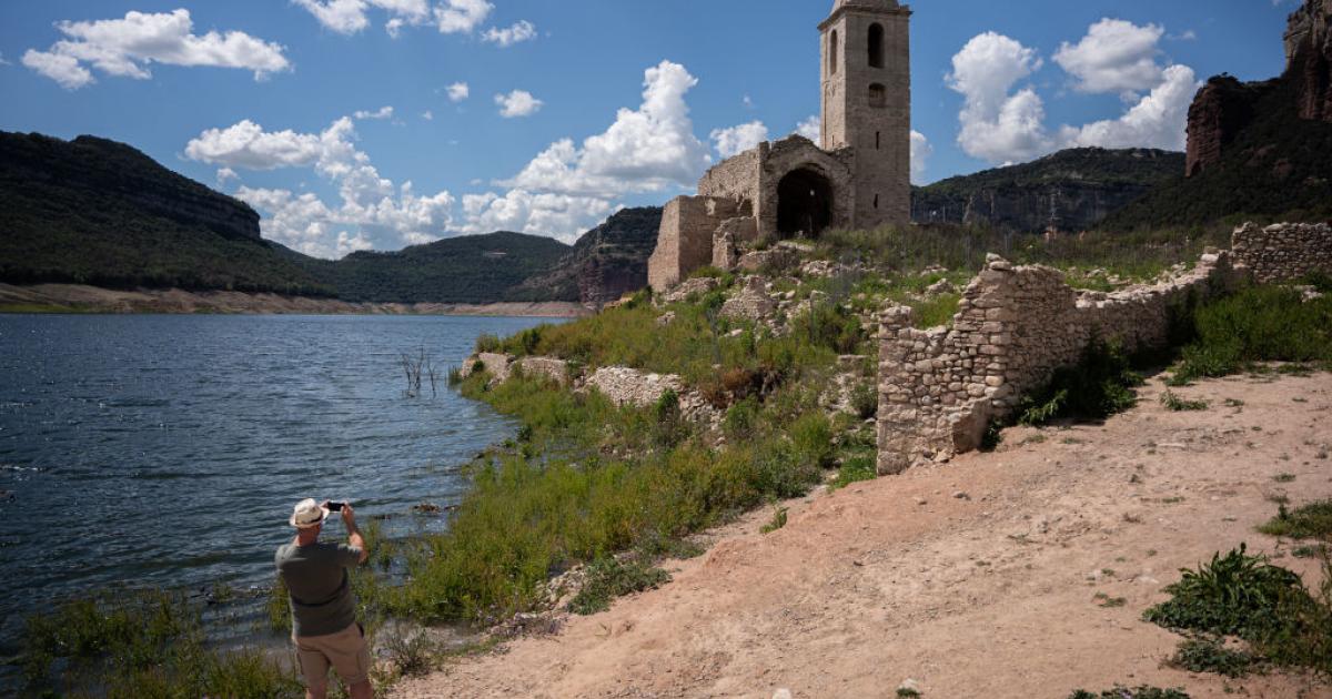 Vista del embalse de Sau al 20% de su capacidad, tras unas semanas de lluvias que están suavizando los efectos de la sequía en Cataluña.