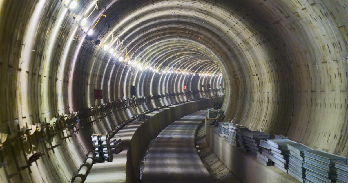 Interior de uno de los pasillos paralelos del Eurotúnel.