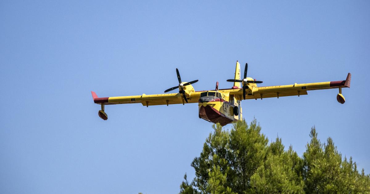 Imagen de archivo de un avión de extinción de incendios Canadair CL-215, actuando en el Vall d'Ebo, Alicante.