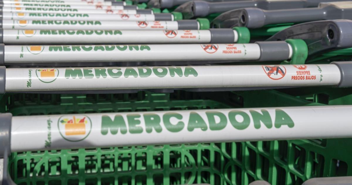 Carros de la compra de Mercadona, apilados en la entrada de un supermercado.